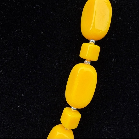 Vintage 1960s Mod Yellow Plastic Bead Necklace - Picture 3 of 10